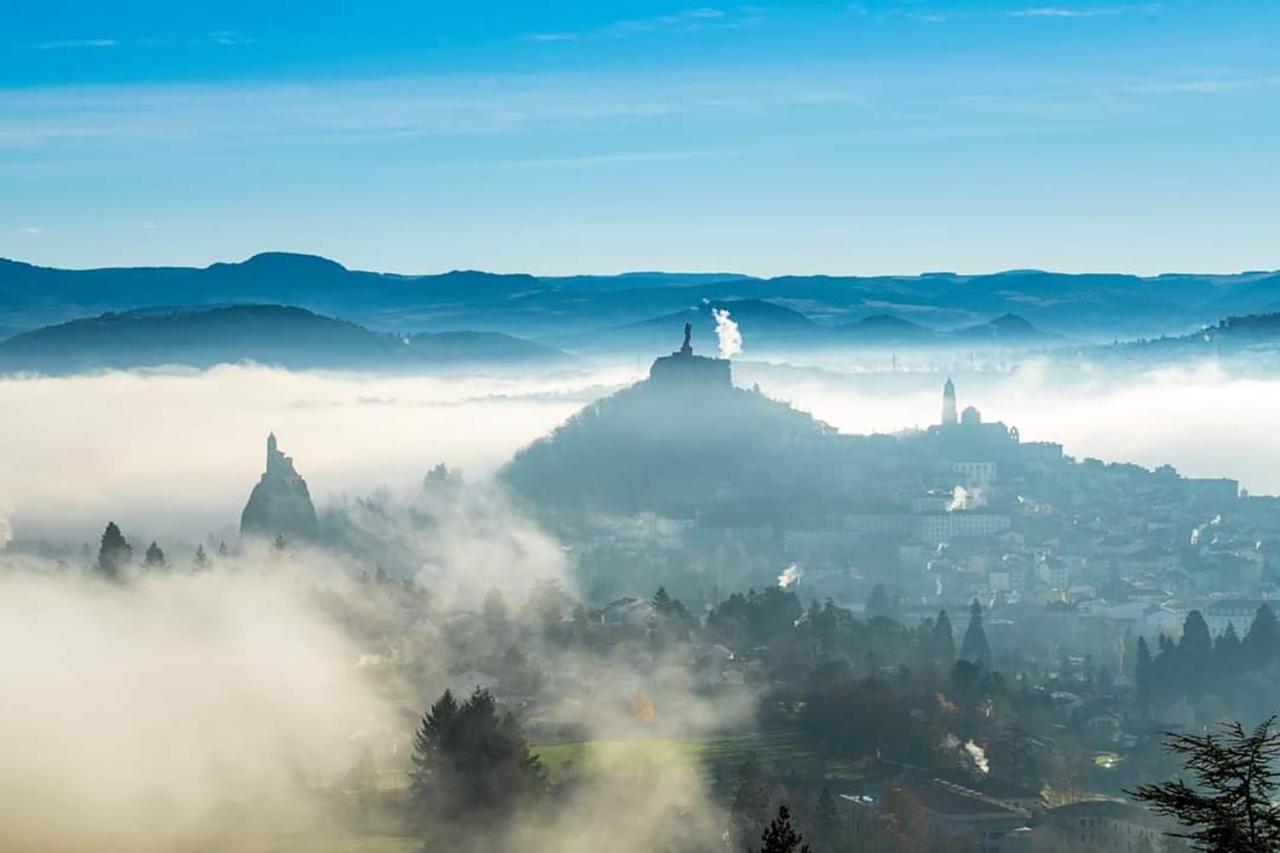 Maison Au Loup - Superbe Ancien Hotel Particulier Du Xvie Siecle Au Coeur De La Vieille Ville Du Puy Le Puy-en-Velay Exteriör bild